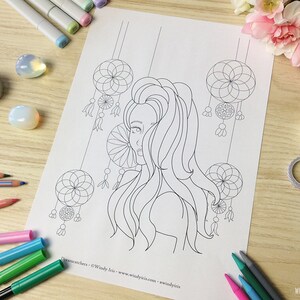 K&ouml;nnte beinhalten: Eine Schwarzwei&szlig;-Zeichnung einer Frau mit langen Haaren und Traumf&auml;ngern, die &uuml;ber ihr h&auml;ngen. Die Traumf&auml;nger sind kreisf&ouml;rmig und haben komplizierte Designs. Der Text "Dreamcatchers - Windy Iris - www.windyiris.com - windyiris" befindet sich am unteren Rand der Seite.