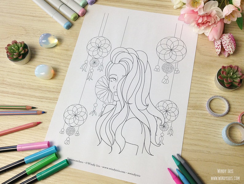 K&ouml;nnte beinhalten: Eine Schwarzwei&szlig;-Zeichnung einer Frau mit langen Haaren und Traumf&auml;ngern, die &uuml;ber ihr h&auml;ngen. Die Traumf&auml;nger sind kreisf&ouml;rmig und haben komplizierte Designs. Der Text "Dreamcatchers - Windy Iris - www.windyiris.com - windyiris" befindet sich am unteren Rand der Seite.