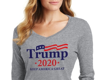トランプ 2020 アメリカを偉大に (国旗付き) - レディース 長袖 V ネック T シャツ