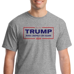 Puede incluir: Una camiseta gris con un gráfico azul y rojo que dice "TRUMP MAKE LIBERALS CRY AGAIN! 2020"