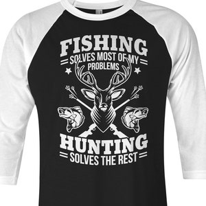 以下が含まれることがあります： 黒と白のベースボールスタイルのTシャツで、白いテキストには「Fishing = Solves Most Of My Problems = Hunting = Solves The Rest =」と書いてあり、鹿の頭と交差した釣り竿と銃が描かれています。