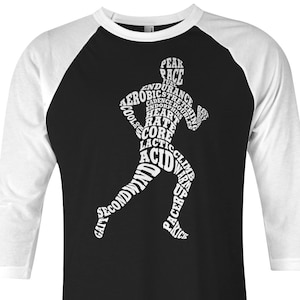 Puede incluir: Camiseta de béisbol de manga raglan en blanco y negro con una silueta blanca de un corredor hecha de palabras relacionadas con la carrera, como "peak pace", "endurance", "aerobics", "cool down", "second wind", "gain speed", "warm up", "climb", "kick", "reach", "price", "fuel", "stretch", "cadence", "doubling", "endorphins", "heart rate", "core", "lactic acid".