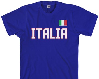 Pode incluir: Uma camiseta azul royal com a palavra "ITALIA" em letras brancas com contornos vermelhos. Uma pequena bandeira italiana está no canto superior direito da camiseta.