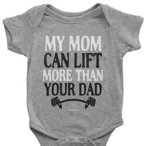 Mijn moeder kan meer tillen dan je vader Unisex Baby Baby Bodysuit