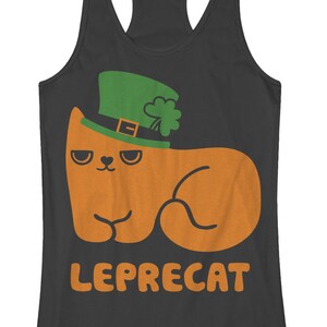 Puede incluir: Una camiseta sin mangas de color gris oscuro con un gráfico de un gato naranja que lleva un sombrero verde de duende. El texto "LEPRECAT" está impreso en naranja debajo del gato.