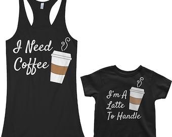Ich brauche Kaffee / ich bin eine Latte zu behandeln Frauen Racerback Tank Top und Kleinkind Mutter und Sohn oder Tochter passende T-shirt Set