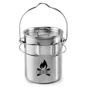 Puede incluir: Una olla de camping de acero inoxidable con tapa y asa. La olla tiene un logotipo negro con una fogata y el texto "KOR".