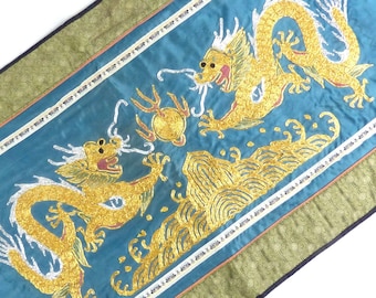 Bordado chinês vintage com fio dourado: painel de cetim de dragão (26 x 12,5”)