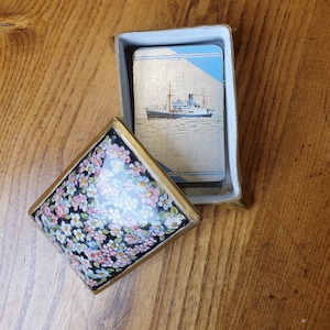 Caixa de porcelana pintada à mão em cerâmica vintage com pacote completo de cartas de baralho vintage - costas do navio de passageiros. Para M Buchan. Artista M Blythe