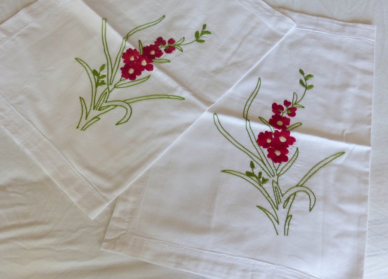 Dark Red Flowers Pale Green Leaves Retro Bedding Good Condition Pair Hand Embroidered Oxford Pillow Slips Pillowcases Fabric edge