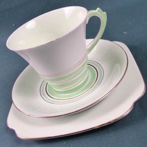 1940er Jahre Art Deco Roslyn Fine Bone China Tee-Trio. Grün mit Goldbändern und ausgeformten Griffen.