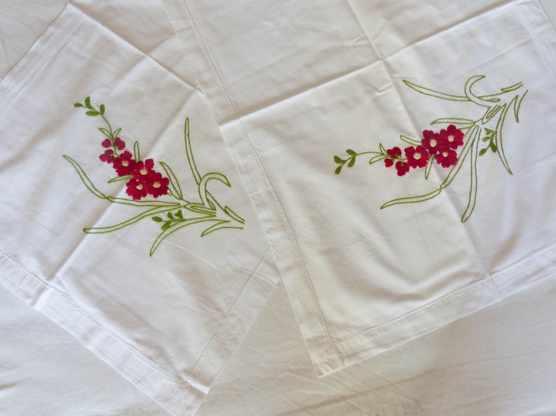 Dark Red Flowers Pale Green Leaves Retro Bedding Good Condition Pair Hand Embroidered Oxford Pillow Slips Pillowcases Fabric edge