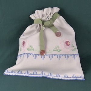 Lingerie/Uncinetto/Regalo/Hankie Borse realizzate in lino ricamato vintage, nastri e bottoni vintage. Disegna la corda, foderata.