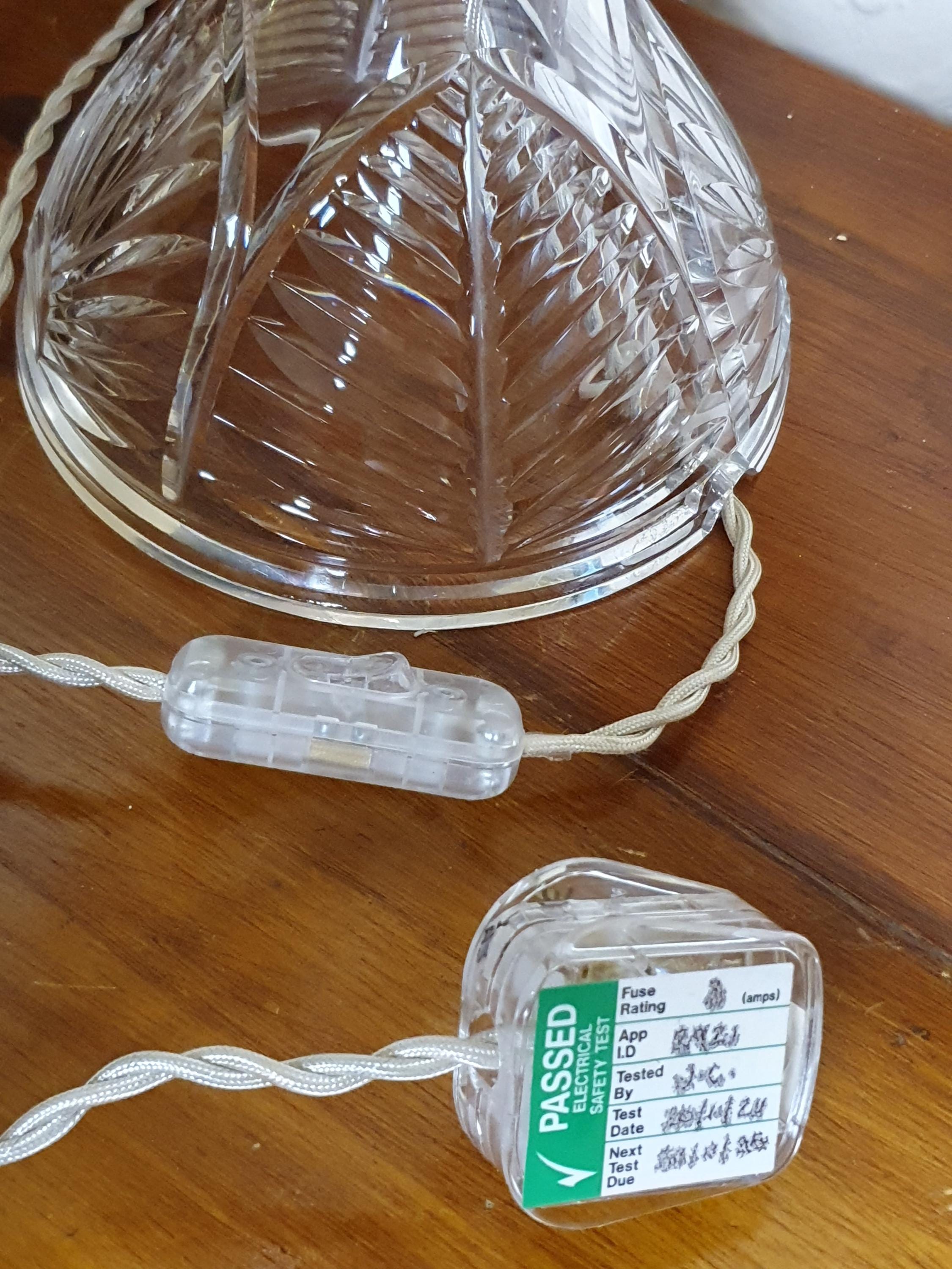 クリスタルガラスのマッシュルーム型テーブルランプベース。37 cm