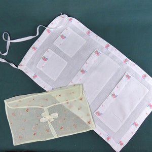 Accessori da vestire vintage. Portafazzoletti e guardaroba in ordine. Rose rosa
