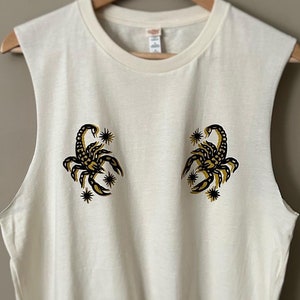 Double scorpion sleeveless cropped tee