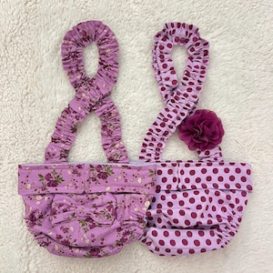 Juego de fundas para pañal con tirantes para bulldog francés: diseño floral morado de Ana de las Tejas Verdes y lunares morados.