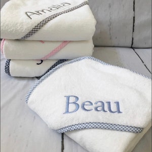 Serviette à capuche à monogramme pour bébés et tout-petits, cadeau de naissance, baby shower image 1