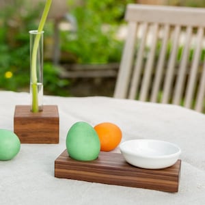 Coquetier en noyer foncé avec bol en céramique, design moderne et élégant, idéal pour offrir, accessoire de cuisine pour le petit-déjeuner, empilable, durable et simple.