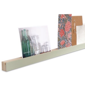 Prateleira para fotos com ranhuras em madeira linóleo, prateleira estreita para pôsteres, prateleira de parede, porta-cartões, design para cartões postais, presente minimalista verde
