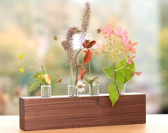 Elegante Holzvase aus Nussbaum mit Reagenzgläsern dekorative Blumenvase für Hochzeit Tischdekoration minimalistisch Wohnaccessoire Holzvase