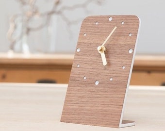 Klok tafelklok hout stil quartz uurwerk in eiken walnoot perenboom modern design cadeau collectie verjaardag bruiloft minimalistisch