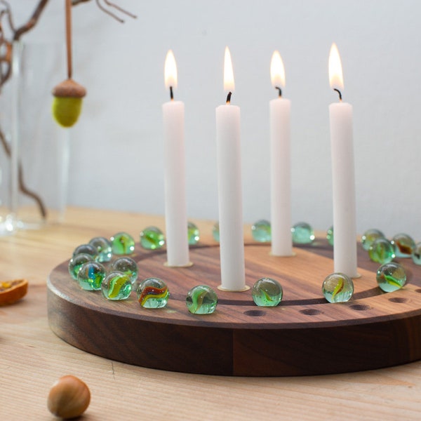 Adventskalender Holz Nussbaum mit Adventskranz inkl. 24 Murmeln und Kerzen Weihnachtsdeko / wiederverwendbar / für Familie Erwachsene Kinder