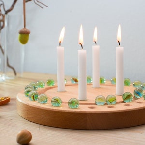 Adventskalender Holz mit Adventskranz Buche inkl.24 Murmeln und Kerzen wiederverwendbar für Familie Kinder Advent Weihnachten Weihnachtsdeko Baumkerzen (8 Stück)