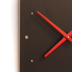Wanduhr schwarz abgerundet 35cm Uhr Design mit flüsterleisem Quarzuhrwerk für Wohnzimmer Küche Schlafzimmer nachhaltig groß Bild 3