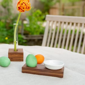 Eierbecher Nussbaum Holz dunkel mit Keramikschale modern edel Geschenk Design Küche Frühstück Brett Accessoire stapelbar langlebig schlicht
