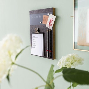 Pinnwand Mini Holz Räuchereiche mit Tafel magnetisch und Notizblock zum Einzug oder als Geschenk für Eltern oder Kinder für Küche oder Büro Bild 5