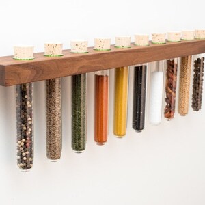 Perdonero de madera de nogal con 10 tubos de ensayo: almacenamiento moderno para especias, flotando en la pared para regalo de cocina y comedor imagen 2