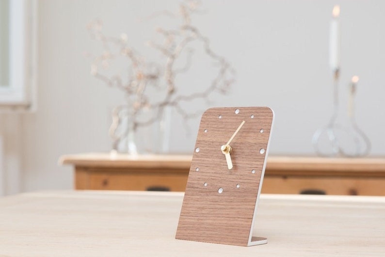 Horloge de table horloge bois mouvement quartz silencieux en chêne noyer poirier design moderne cadeau collection anniversaire mariage minimaliste image 1