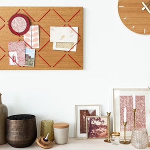 Pinnwand Holz Eiche mit elastischen Spannseilen Memoboard Bilderleiste Postkartenhalter Geschenk Einzug Familie Kinder ohne Filz Wanddeko Bild 1