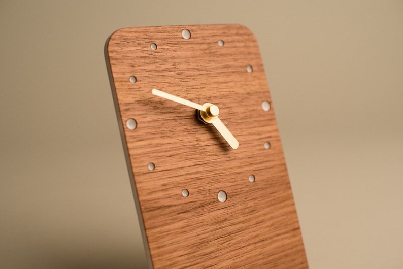 Horloge de table horloge bois mouvement quartz silencieux en chêne noyer poirier design moderne cadeau collection anniversaire mariage minimaliste image 5