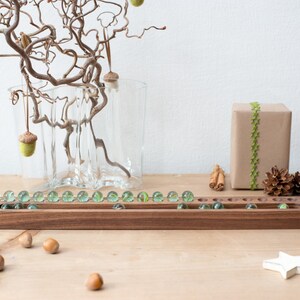 Adventskalender Holz Nussbaum Weihnachten Weihnachtsdeko mit 24 Murmeln Geschenk für Familie Erwachsene Kinder Advent modern Deko Kalender Bild 3