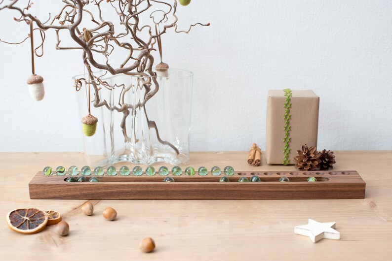 Adventskalender Holz Nussbaum Weihnachten Weihnachtsdeko mit 24 Murmeln Geschenk für Familie Erwachsene Kinder Advent modern Deko Kalender Bild 3