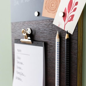 Pinnwand Mini Holz Räuchereiche mit Tafel magnetisch und Notizblock zum Einzug oder als Geschenk für Eltern oder Kinder für Küche oder Büro Bild 4