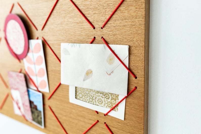 Pinnwand Holz Eiche mit elastischen Spannseilen Memoboard Bilderleiste Postkartenhalter Geschenk Einzug Familie Kinder ohne Filz Wanddeko Bild 2