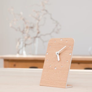 Horloge de table horloge bois mouvement quartz silencieux en chêne noyer poirier design moderne cadeau collection anniversaire mariage minimaliste image 2