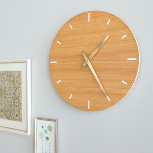 Horloge murale bois chêne grande horloge de 35 cm sans tic-tac avec mouvement à quartz horloge murale silencieuse pour salon, cuisine chambre design silencieux moderne image 6