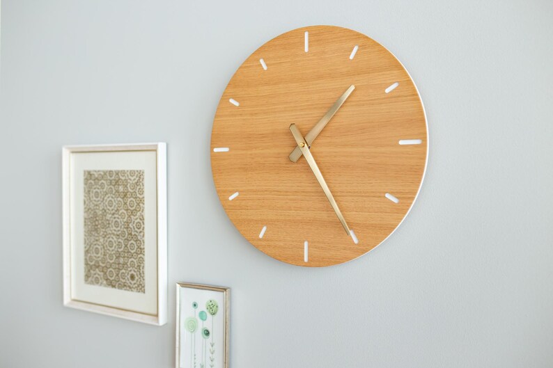 Horloge murale bois chêne grande horloge de 35 cm sans tic-tac avec mouvement à quartz horloge murale silencieuse pour salon, cuisine chambre design silencieux moderne image 6