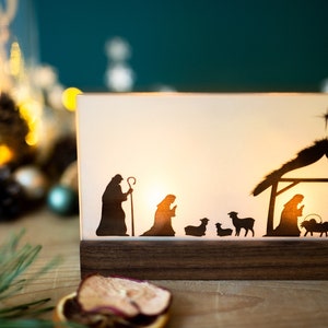 Krippe Holz Weihnachtskrippe modern Nussbaum mit 3 Teelichter Geschenk Weihnachten Advent Familie Kinder Holzkrippe Weihnachtsdekoration Bild 8