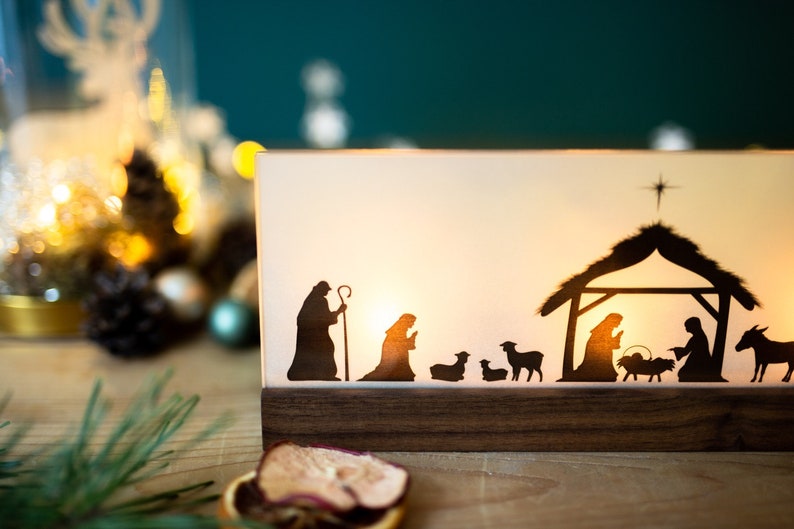 Krippe Holz Weihnachtskrippe modern Nussbaum mit 3 Teelichter Geschenk Weihnachten Advent Familie Kinder Holzkrippe Weihnachtsdekoration Bild 8
