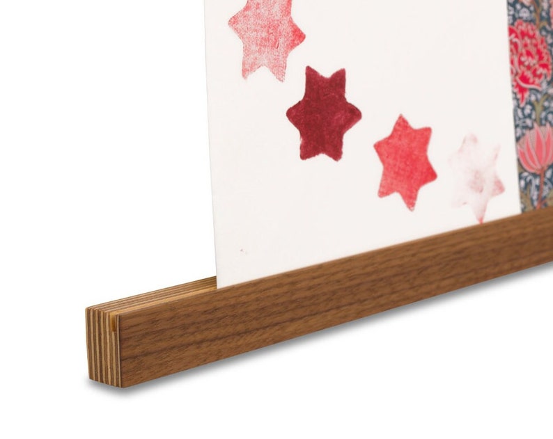 Bilderleiste Holz Fotoleiste mit Nut Nussbaum Kartenhalter als stilvolle Wanddeko verschiedene Längen einfache Montage für Fotos Postkarten 16cm