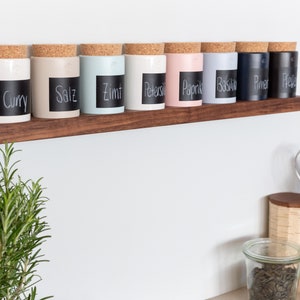Perchero de madera nogal 8er incl. 8 frascos de especias en 7 colores y etiquetas de especias, para la pared colgada en la cocina, para almacenamiento imagen 2