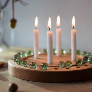 Adventskalender Holz mit Adventskranz Buche inkl.24 Murmeln und Kerzen wiederverwendbar für Familie Kinder Advent Weihnachten Weihnachtsdeko Bild 2