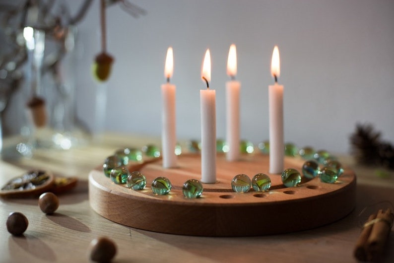 Adventskalender Holz mit Adventskranz Buche inkl.24 Murmeln und Kerzen wiederverwendbar für Familie Kinder Advent Weihnachten Weihnachtsdeko Bild 2