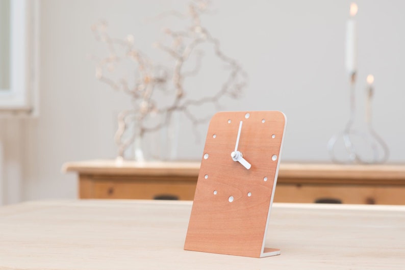 Horloge de table horloge bois mouvement quartz silencieux en chêne noyer poirier design moderne cadeau collection anniversaire mariage minimaliste image 3