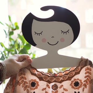子供部屋用の木製ハンガー、かわいい手描きの女の子の顔